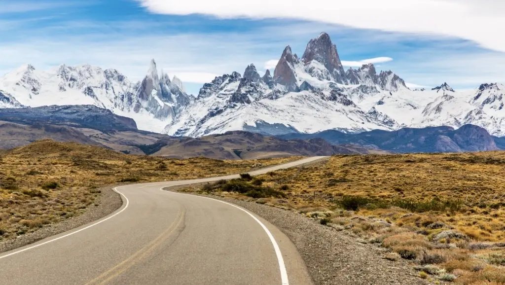 Droga w Patagonii prowadząca ku ośnieżonym szczytom masywu Fitz Roy